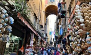 Via San Gregorio Armeno è una meta rinomata, visitata dai turisti da tutti il mondo